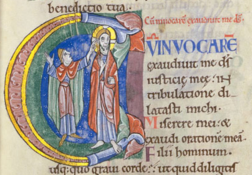 Beispiel für eine historisierte Initiale im Albani-Psalter, S. 77 (Psalm 4). Ein Mann deutet auf Jesus' Ohr und ruft. Der dazugehörige Text lautet in Übersetzung aus dem Lateinischen: "Wenn ich rufe, erhöre mich, Gott, du mein Retter!"