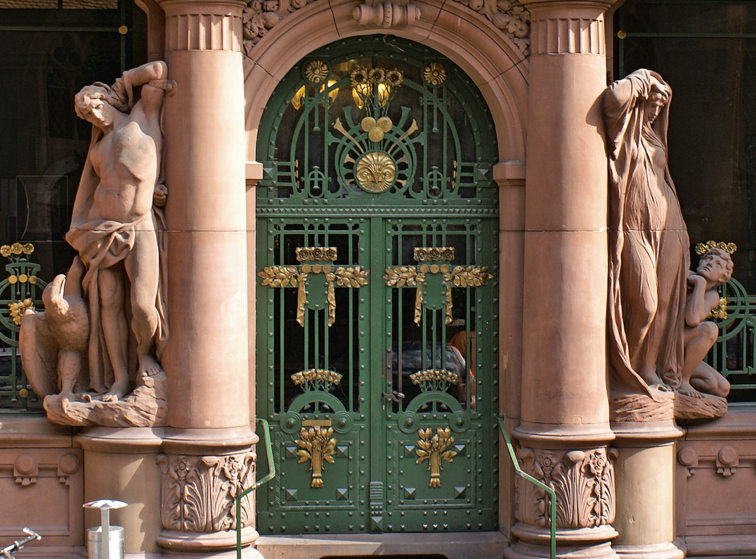 Prometheus mit Adler und Jungfrau mit Kind am Haupteingang der Universitätsbibliothek Heidelberg.